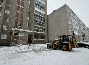 Осуществляется механизированная очистка и вывоз снега с придомовой территории