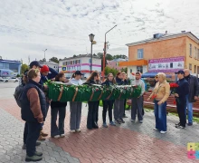 Кто уложил большую гирлянду у обелиска на площади Победы на прошлой неделе?