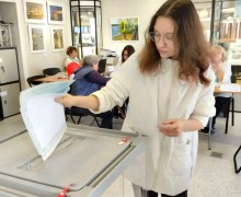 Впервые голосующим на выборах в Заречном вручают сувениры