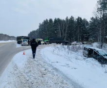 Автоинспекторы выясняют обстоятельства дорожно-транспортного происшествия с тремя пострадавшими на трассе Екатеринбург-Тюмень