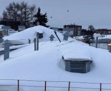 Продолжается активная фаза работ по уборке снега со скатных крыш!