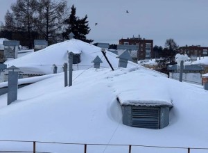 Продолжается активная фаза работ по уборке снега со скатных крыш!