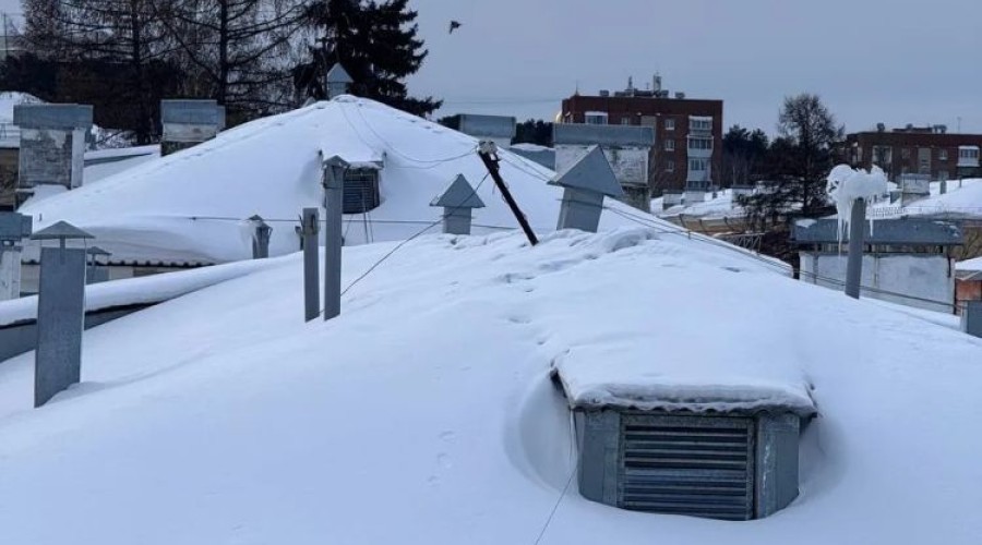Продолжается активная фаза работ по уборке снега со скатных крыш!