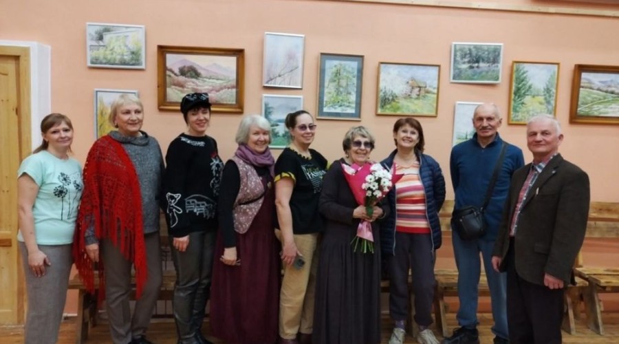 В Курманке открылась выставка акварели зареченской художницы Валерии Будариной