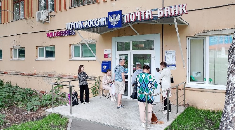 Просто очередь на почту из 20+ человек 16 внутри, остальные снаружи, оператор одна,