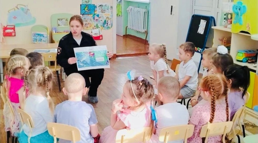 Сотрудники Госавтоинспекции проводят уроки «зимней» безопасности с дошколятами в рамках профилактического мероприятия «Горка»