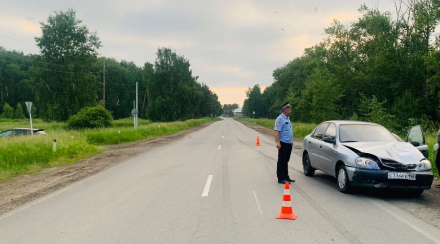 Сотрудники Госавтоинспекции Заречного устанавливают обстоятельства ДТП, в котором пострадала несовершеннолетняя пассажирка мопеда