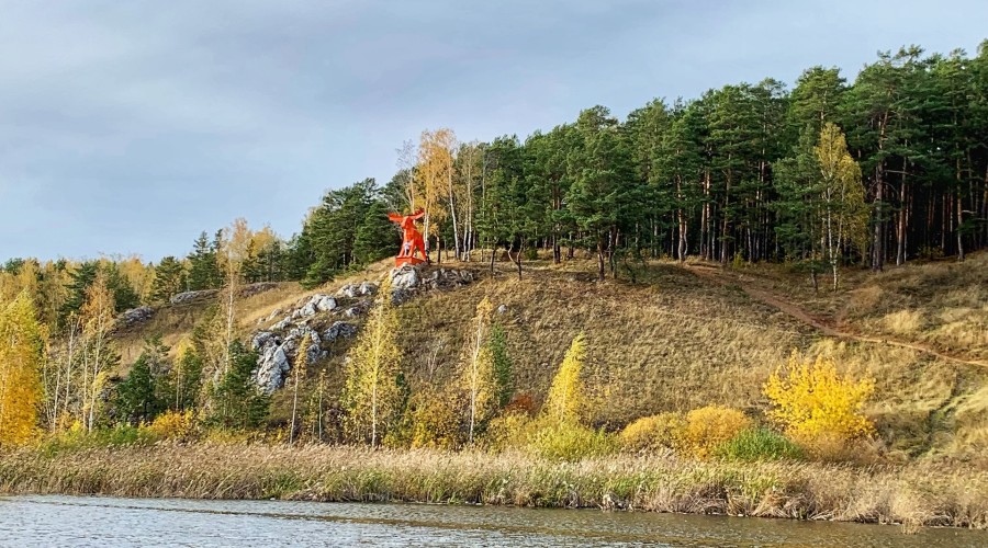 Красавица-Исеть в обрамлении скалистых берегов прекрасна не только летом, но и золотой осенью