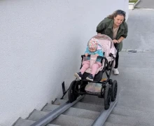 ПО НОВОМУ ПАНДУСУ ЛЕГКО И НЕПРИНУЖДЁННО можно теперь подняться по лестнице к Дому торговли с коляской или велосипедом