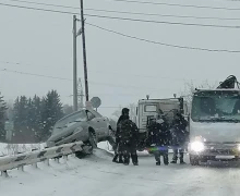 Автомобиль врезался в ограждение на переезде между Мезенкой и Баженово