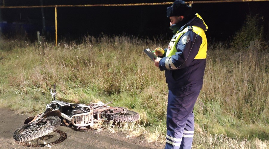 Сотрудники Госавтоинспекции Заречного устанавливают обстоятельства ДТП, в котором пострадал водитель питбайка