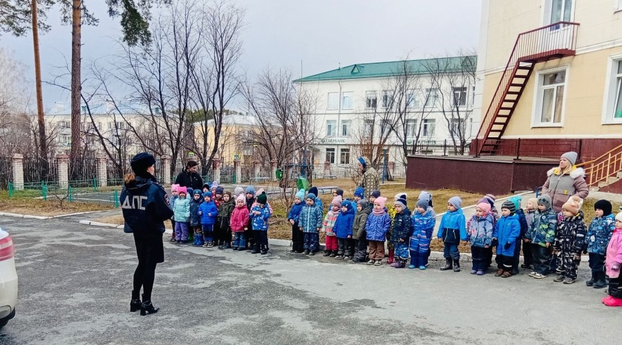 Интересную экскурсию для воспитанников детского сада «Светлячок» провели сотрудники Госавтоинспекции