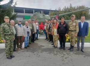 В Белоярском танкисты-ветераны отметили 80-летие праздника