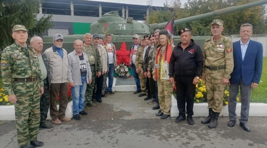 В Белоярском танкисты-ветераны отметили 80-летие праздника