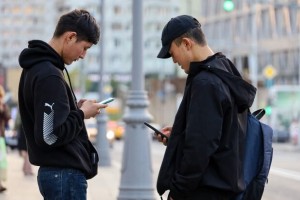 Мигрантов обяжут покупать телефон при приезде в РФ, — МВД