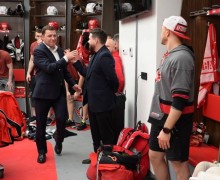 После завершения матча «Автомобилист» – ЦСКА на новой ледовой УГМК-Арене губернатор Евгений Куйвашев пообщался с хоккеистами, поддержал их и поблагодарил за игру