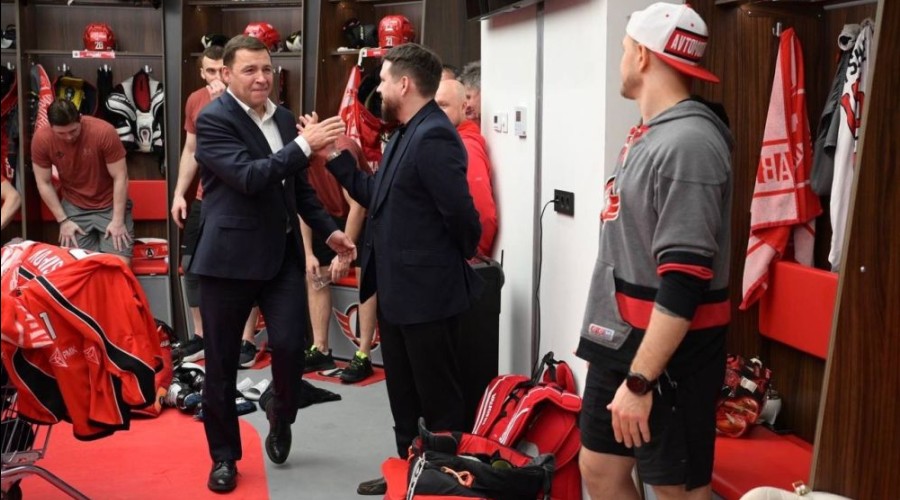 После завершения матча «Автомобилист» – ЦСКА на новой ледовой УГМК-Арене губернатор Евгений Куйвашев пообщался с хоккеистами, поддержал их и поблагодарил за игру