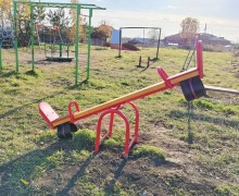 На сельских территориях Белоярского округа завершается установка малых архитектурных форм для благоустройства детских площадок