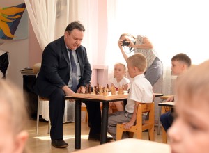 Раньше с ребятами из детсада Радуга играл в шахматы главный инженер БАЭС