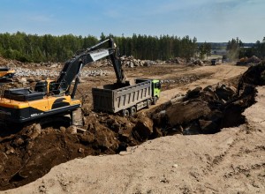 На строительной площадке энергоблока №5 Белоярской АЭС продолжают вывозить отвал грунта и скальных пород