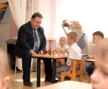 Раньше с ребятами из детсада Радуга играл в шахматы главный инженер БАЭС