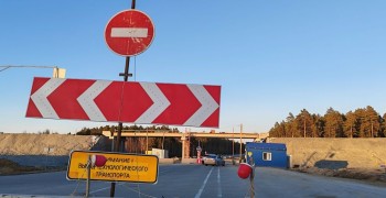 Проезд по строящемуся участку трассы Екатеринбург-Тюмень перекрыли шлагбаумами