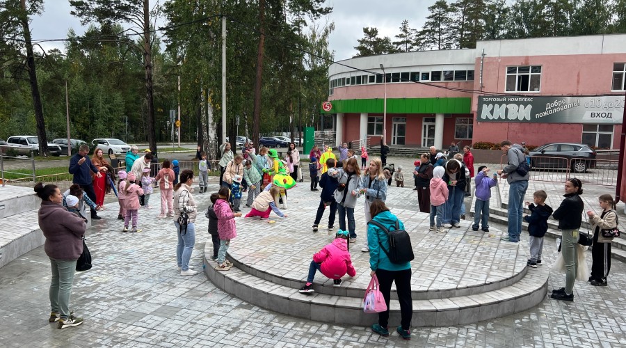 Около ТЮЗа закончили ремонтировать амфитеатр и обновили его детским праздником