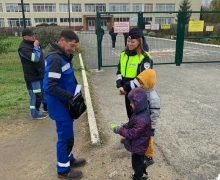 Сотрудники Госавтоинспекции провели акцию «Засветись» совместно с воспитанниками детского сада «Солнышко»