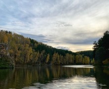 Красавица-Исеть в обрамлении скалистых берегов прекрасна не только летом, но и золотой осенью