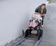 ПО НОВОМУ ПАНДУСУ ЛЕГКО И НЕПРИНУЖДЁННО можно теперь подняться по лестнице к Дому торговли с коляской или велосипедом