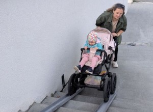 ПО НОВОМУ ПАНДУСУ ЛЕГКО И НЕПРИНУЖДЁННО можно теперь подняться по лестнице к Дому торговли с коляской или велосипедом