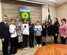 Сегодня Глава городского округа Заречный Андрей ЗАХАРЦЕВ торжественно вручил паспорта юным жителям нашего города, которым исполнилось 14 лет