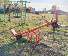 На сельских территориях Белоярского округа завершается установка малых архитектурных форм для благоустройства детских площадок