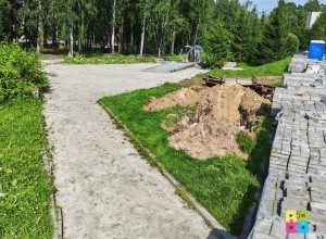 Территорию возле памятника ликвидаторам техногенных катастроф благоустраивают в Заречном