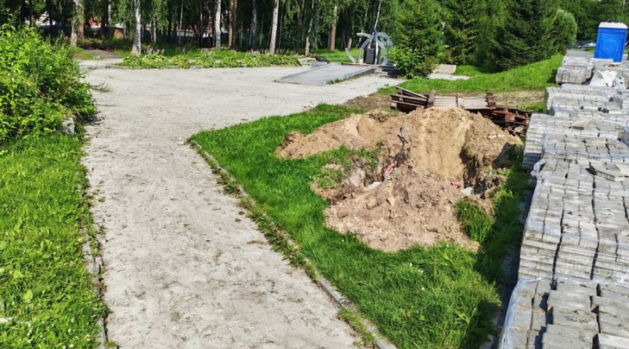 Территорию возле памятника ликвидаторам техногенных катастроф благоустраивают в Заречном