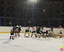 Хоккейный корт во дворе Курчатова, 29 и 31 сегодня торжественно открыли - он практически новый!