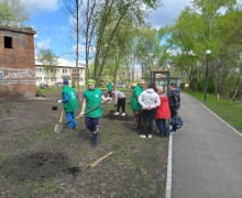 В субботу, 17 мая, в Курманском парке высадили яблоневую аллею