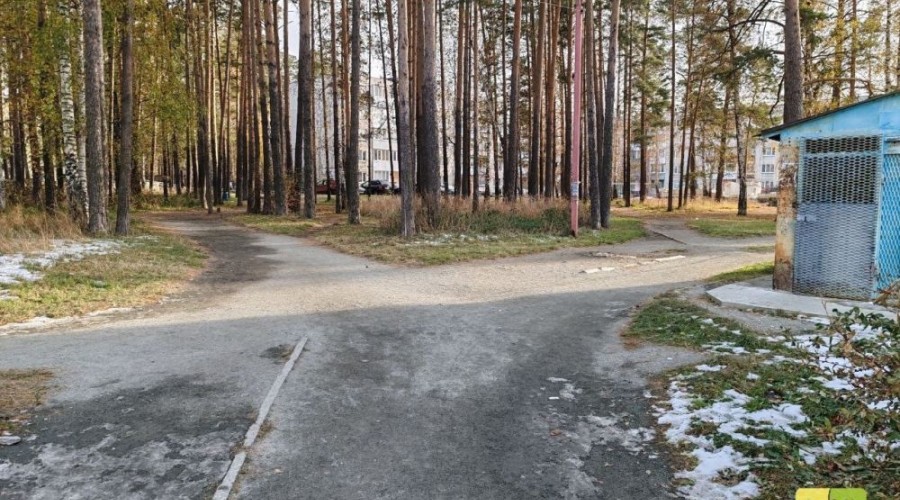 В сквере между домами Алещенкова 5, 7, 7А и 7Б отремонтируют дорожки и установят освещение