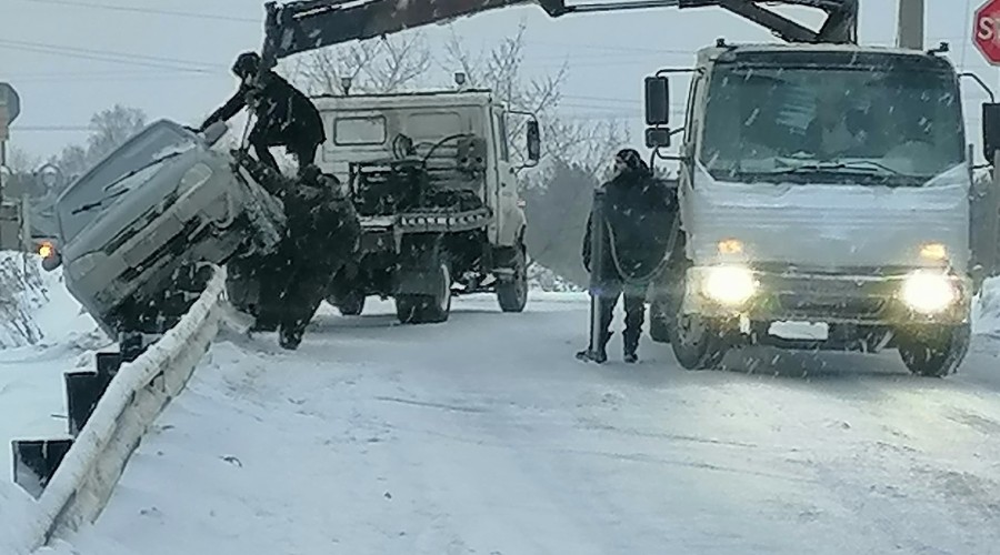 Автомобиль врезался в ограждение на переезде между Мезенкой и Баженово