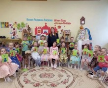 В преддверии 8 Марта сотрудники Госавтоинспекции Заречного провели для дошкольников мастер-класс по изготовлению «безопасных» открыток