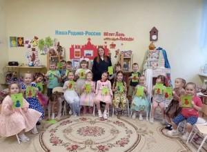 В преддверии 8 Марта сотрудники Госавтоинспекции Заречного провели для дошкольников мастер-класс по изготовлению «безопасных» открыток