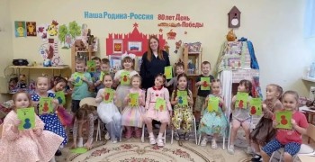 В преддверии 8 Марта сотрудники Госавтоинспекции Заречного провели для дошкольников мастер-класс по изготовлению «безопасных» открыток