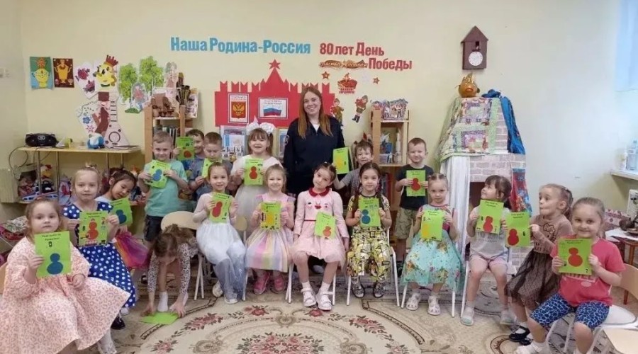 В преддверии 8 Марта сотрудники Госавтоинспекции Заречного провели для дошкольников мастер-класс по изготовлению «безопасных» открыток