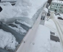 Продолжается активная фаза работ по уборке снега со скатных крыш!