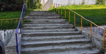 Лестницу у дома на Алещенкова, 11 обещают отремонтировать, но сроки не называют