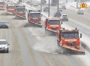 Свыше 400 спецмашин борются с последствиями снегопада на региональных дорогах