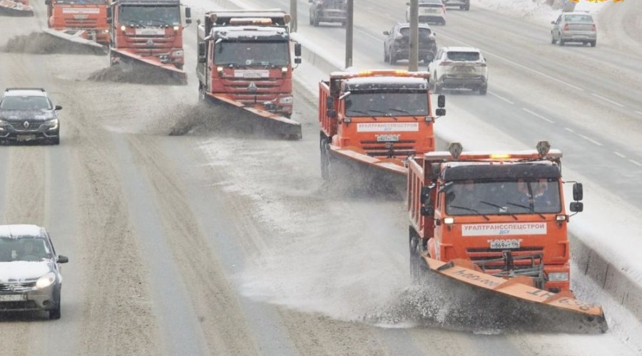 Свыше 400 спецмашин борются с последствиями снегопада на региональных дорогах
