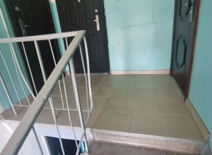 В доме на Таховской, 8 продолжается ремонт подъездов