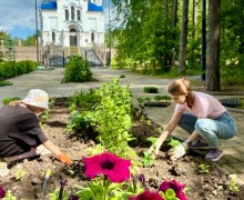 УралАЭР взяло шефство над территорией у Покровского храма в Заречном