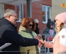 Счастливый день: в Лесном 36 детей-сирот получили ключи от новых квартир